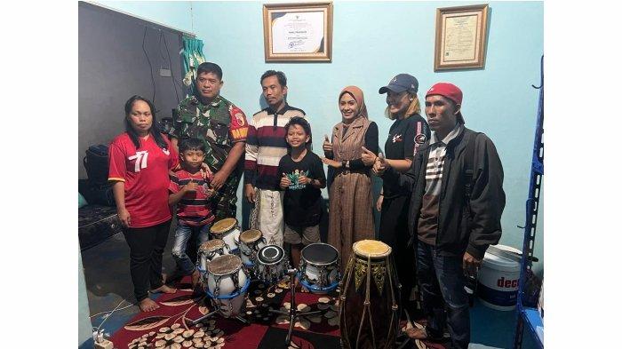 2 Farel Prayoga, penyanyi cilik asal Banyuwangi mendapat hadiah satu set gendang