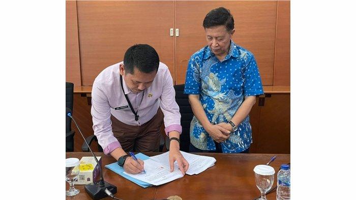 3 Penandatanganan Perjanjian Kerja Sama yang ditandatangani oleh Direktur UT Bandung