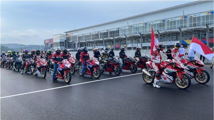 CBR_Trackday_02 Komunitas Honda melakukan parade mengelilingi