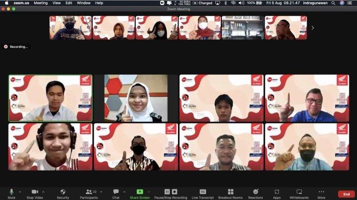DAM_003 : Sesi foto bersama para pemenang AHM Best Student