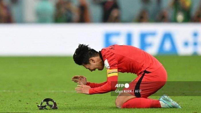 Gelandang Korea Selatan #07 Son Heung-min merayakan kemenangan
