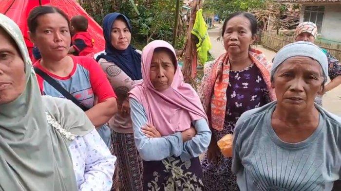 Pengungsi di Desa Cirumput, Kecamatan Cugenang, Kabupaten Cianjur