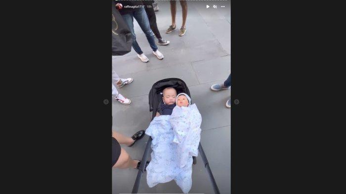 Rayyanza disandingkan dengan boneka bayi di Amerika Serikat.