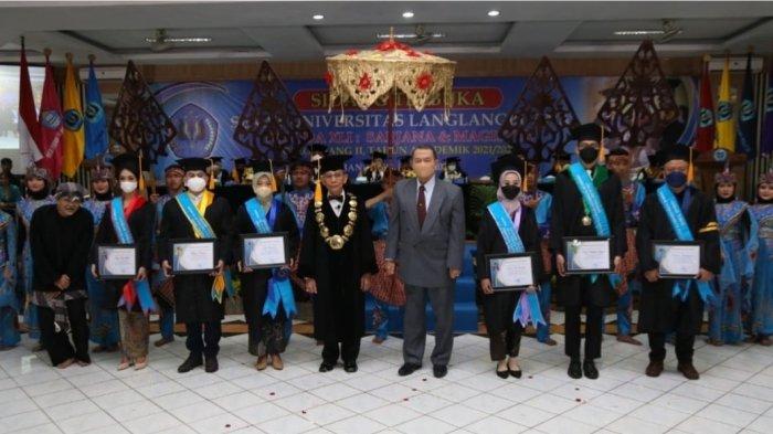 Rektor Univetsitas Langlangbuana Dr. H.R. AR. Harry Anwar, Drs., SH.,MH. didampingi Ketua
