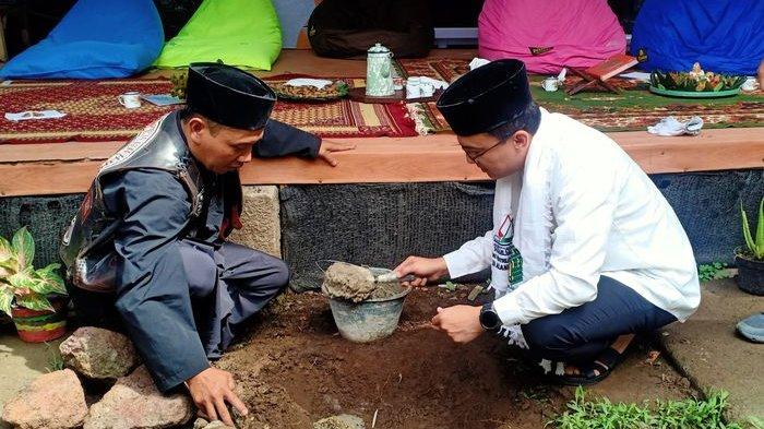Wakil Bupati Bandung, Sahrul Gunawan, melakukan peletakan batu pertama