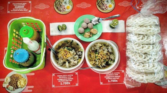 Dua varian menu mie kocok khas tenan Mie Kocok Luna. Di antaranya mie kocok biasa dan mie kocok baso sumsum.