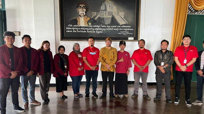 foto tim kkn telkom university keraton sumedang larang