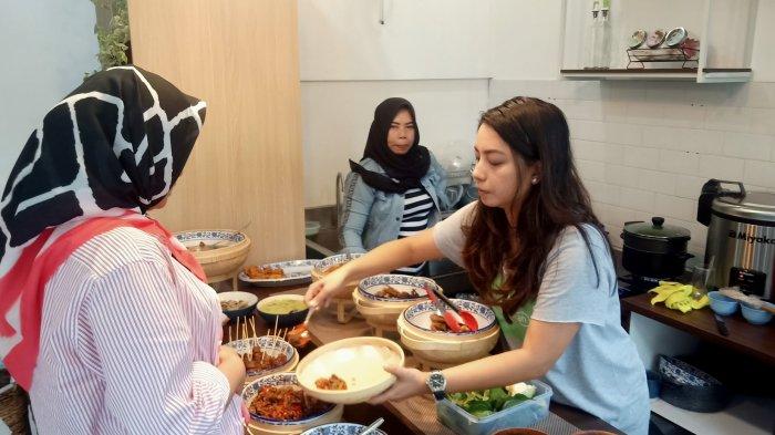 pengunjung yang sedang memesan makanan di warung ayakan
