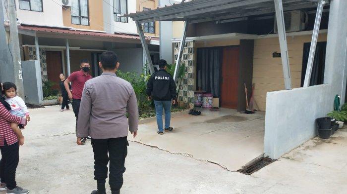 Aparat Polsek Babelan saat melakukan cek TKP pencurian sepeda motor milik anggota Paspampres.