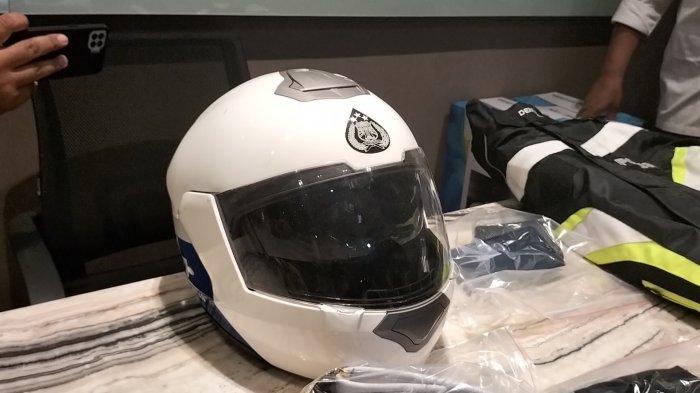 Barang bukti helm yang diamankan dari tersangka kasus polisi gadungan.