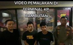 Dua pelaku penyebar video hoaks pemalakan sopir truk di Terminal Kampung Rambutan.