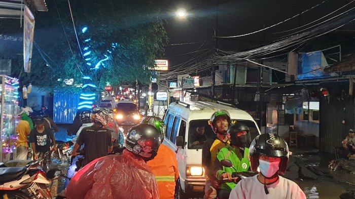 Genangan tinggi yang terjadi di Jalan Pondok Kacang, Kecamatan Pondok Aren, Tangerang Selatan.