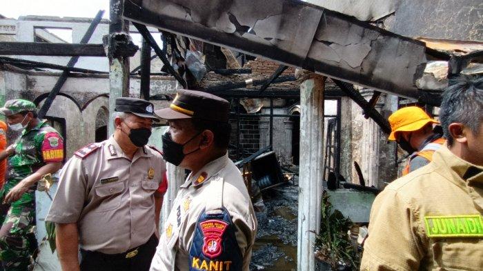 Jajaran Polsek Pulogadung saat melakukan olah TKP kebakaran di Sambiloto Dalam.