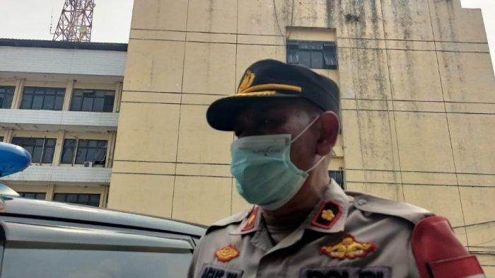 Kapolsek Kebayoran Lama Kompol Agus Widar saat diwawancarai.