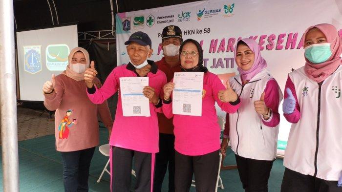 Lansia peserta vaksinasi saat menunjukkan sertifikat vaksinasi Covid-19 booster kedua.