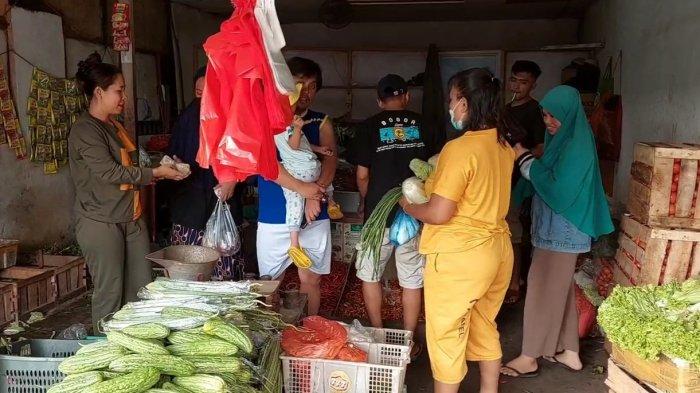 Lapak pedagang sayur mayur di Pasar Kramat Jati, Kecamatan Kramat Jati.