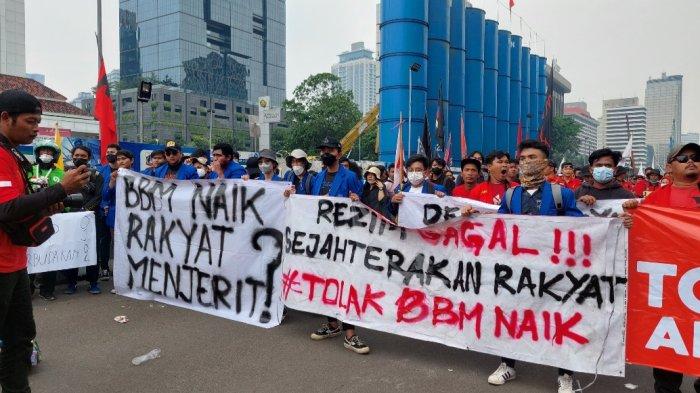 Massa aksi tolak kenaikan harga BBM di kawasan Patung Kuda, jakarta Pusat, Selasa (13/9/2022).