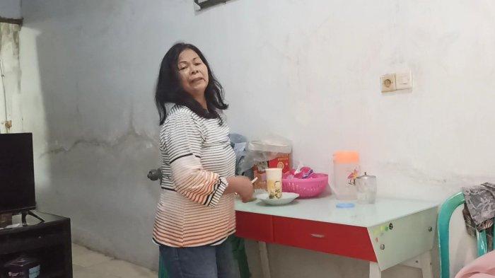 Pemilik rumah di Tanjung Priok, menunjukan TKP pencurian laptop, Sabtu (12/11/2022).