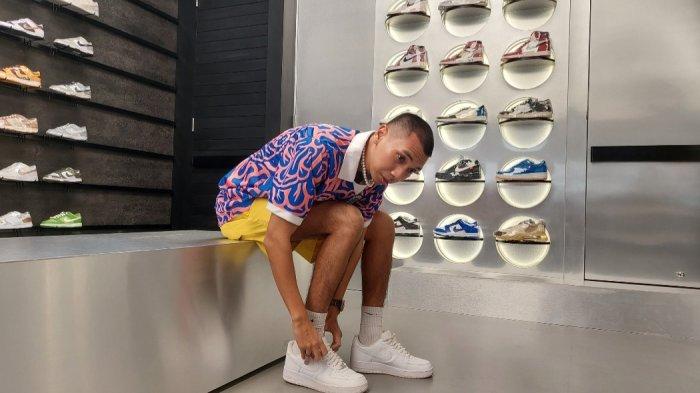 Penyanyi Rayi Putra alias Rayi RAN, selebriti yang dikenal penyuka sneakers.