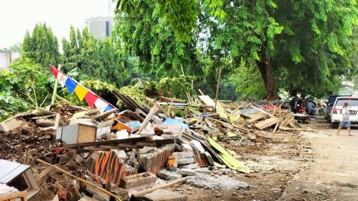 Proses pembongkaran bangunan liar di bantaran Kali Jati, Kayuringin Jaya.