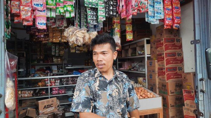 Rambe (37) pemilik toko sekaligus saksi peristiwa percobaan pencurian di Mustikajaya, Bekasi.