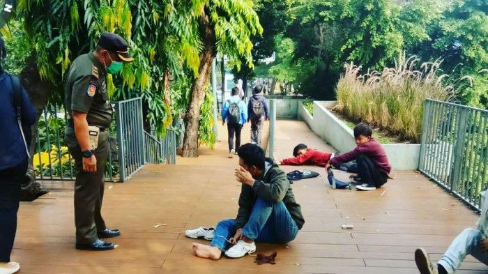 Remaja tertidur jalur pedestrian Stasiun Sudirman setelah ramainya fenomena SCBD.