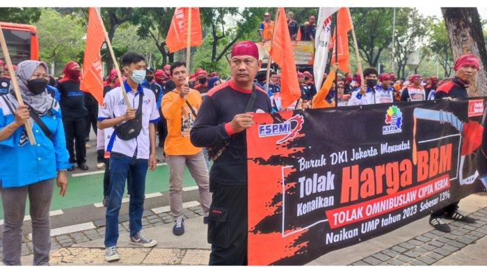 Suasana aksi demonstrasi di Balai Kota DKI Jakarta, Rabu (21/9/2022). (2)
