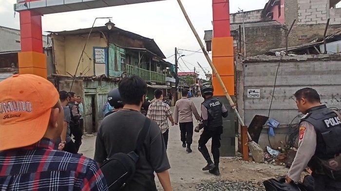 Suasana menegangkan saat polisi menggerebek sarang narkoba Kampung Bahari.