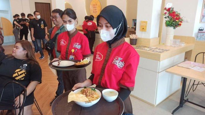 Susana grand opening outlet Mie Mapan di Kelapa Gading, Jakarta Utara, Kamis (1/9/2022).