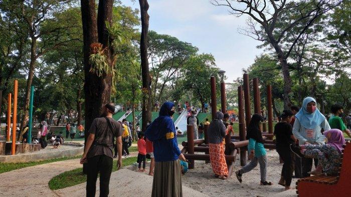 Tebet Eco Park ramai pengunjung pada Sabtu (30/4/2022) pagi.