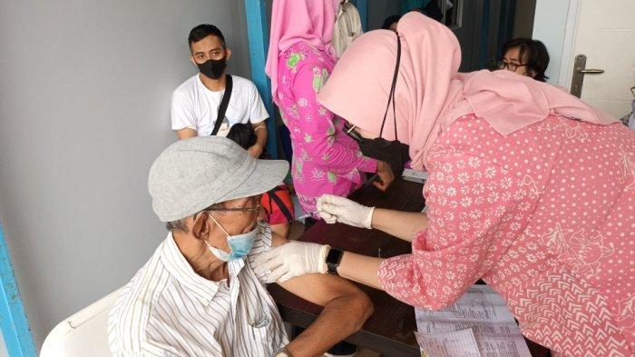 Warga Lansia peserta vaksinasi Covid-19 booster kedua di Puskesmas Kecamatan Kramat Jati. (1)