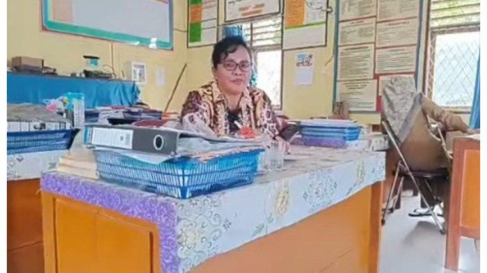 a. Ia pun sudah kembali ke sekolah dan bisa tertawa dengan sesama guru.