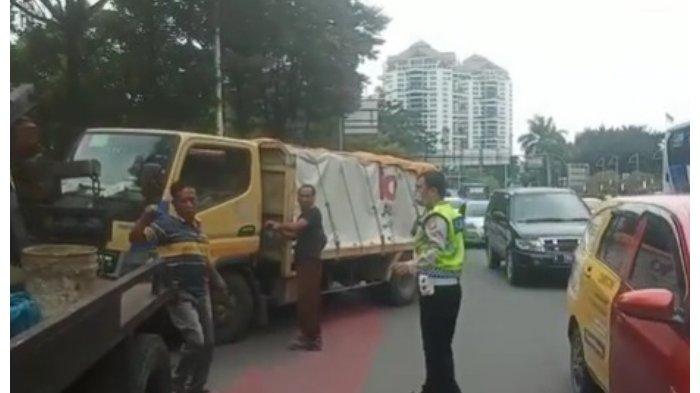 olisi mengevakuasi kendaraan truk pengangkut