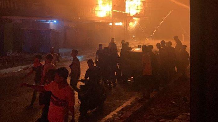 Kebakaran hebat di Jalan Asia, Kelurahan Tungkal IV Kota, Kecamatan Tungkal Ilir, Tanjab Barat, Provinsi Jambi, sejak pukul 23.00 kamis (27/10/2022)