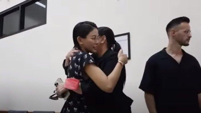 Nikita Mirzani didampingi pacarnya saat menjalani sidang kedua