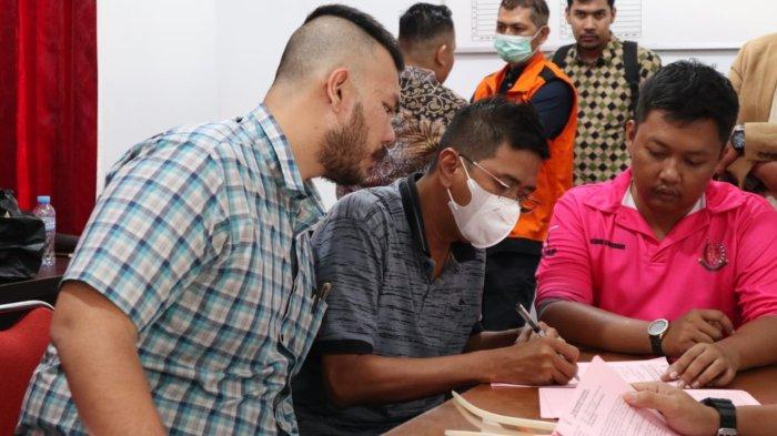 Penyerahan tersangka ke Kejari Batanghari