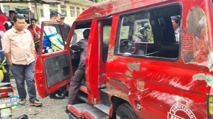 Angkot yang membawa rombongan mahasiswi terbalik di Bukittinggi