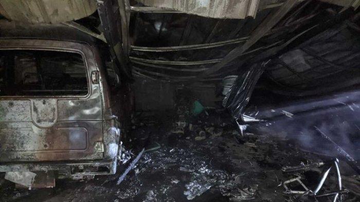 Bangkai mobil dan motor yang habis terbakar di dalam garasi