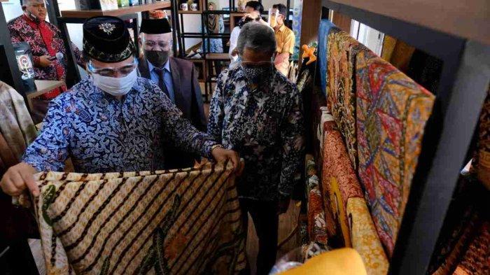 Bupati Kabupaten Rembang, H.Abdul Hafidz, mengapresiasi salah satu produk batik dari UMKM