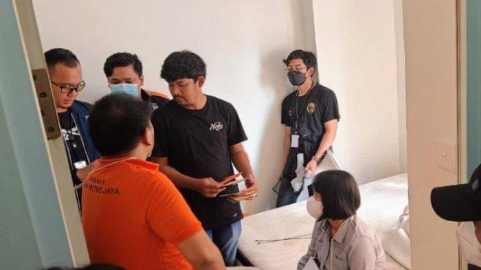 Christian Rudolf Tobing memperagakan dirinya berbincang dengan Icha
