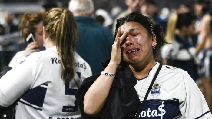 Fans Gimnasia de La Plata bereaksi terhadap gas air mata di lapangan