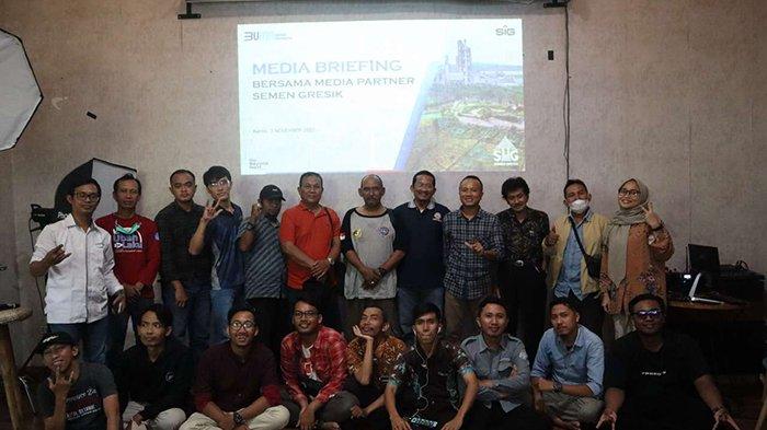 Foto bersama seluruh jurnalis se-Kabupaten Rembang