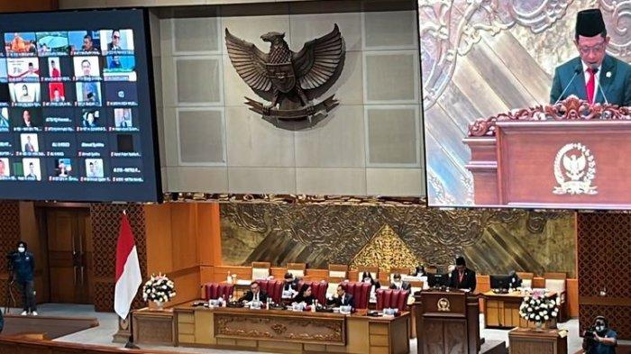 Menteri Dalam Negeri Tito Karnavian saat berpidato usai RUU Papua Barat Daya