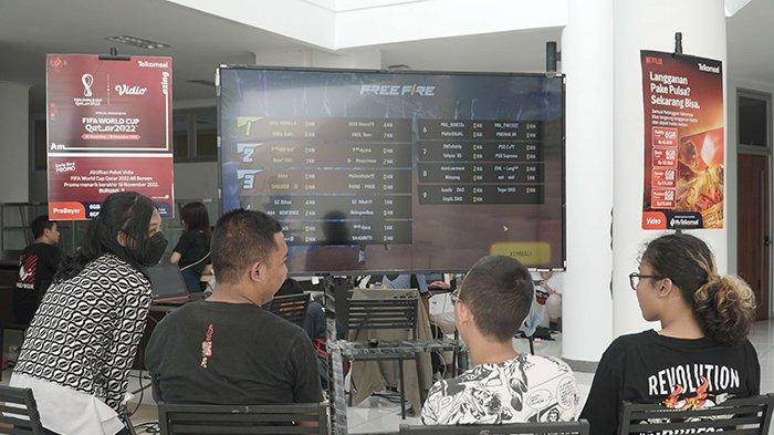 Panitia sedang memantau score peserta lomba Freefire NX