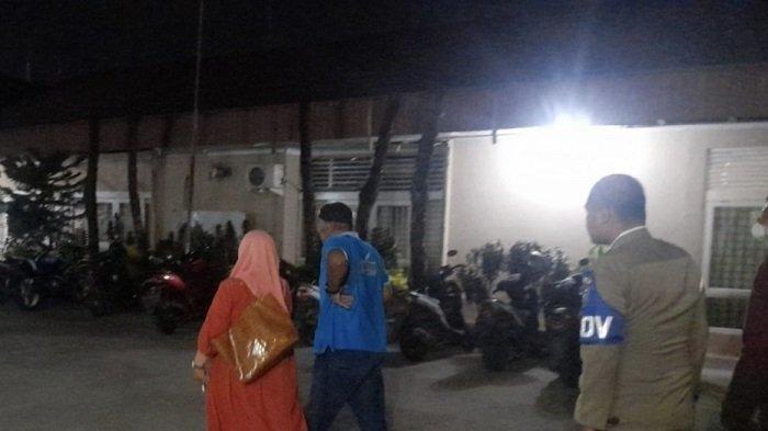 Pasangan bukan suami istri saat dibawa ke Kantor Satpol PP Kota Padang