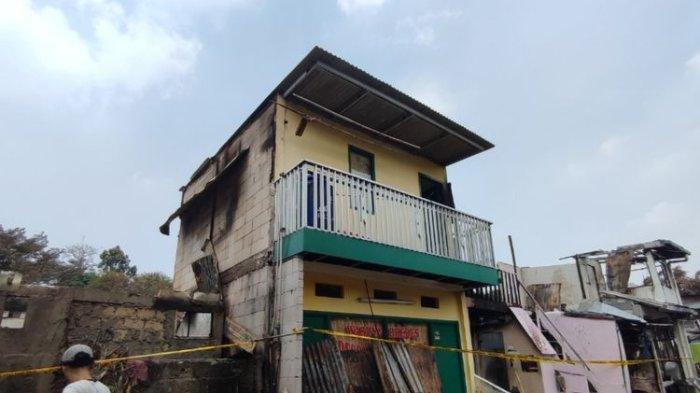 Penampakan Warteg Barokah yang masih utuh di antara sejumlah bangunan terbakar