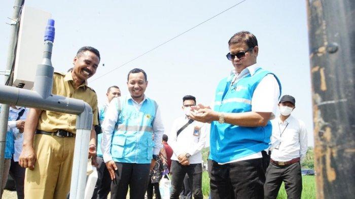 Penyambungan listrik pada empat sumur sawah dengan daya masing