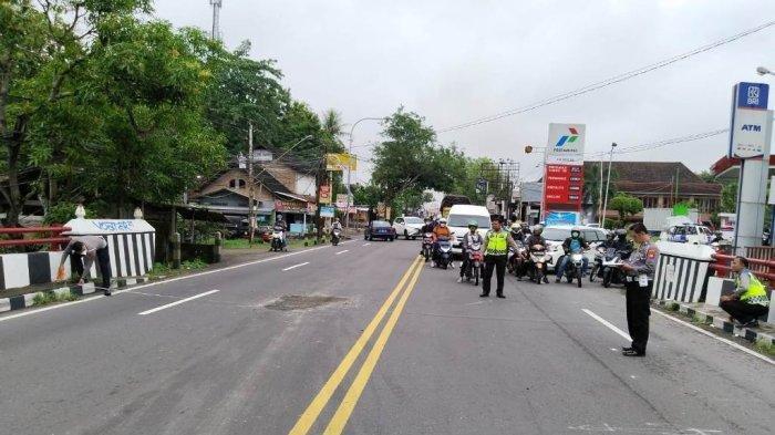 Petugas melakukan olah TKP awal di lokasi kecelakaan di Gamping Sleman