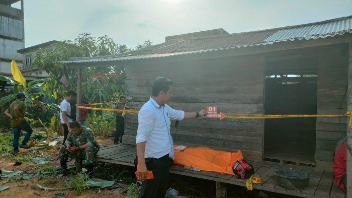 Polisi saat melakukan olah TKP di rumah pelaku mutilasi