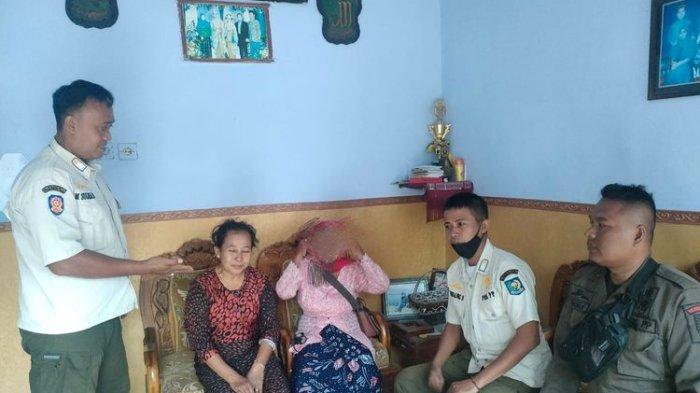SH (tengah) diantar ke rumahnya oleh petugas Satpol PP Kota Probolinggo
